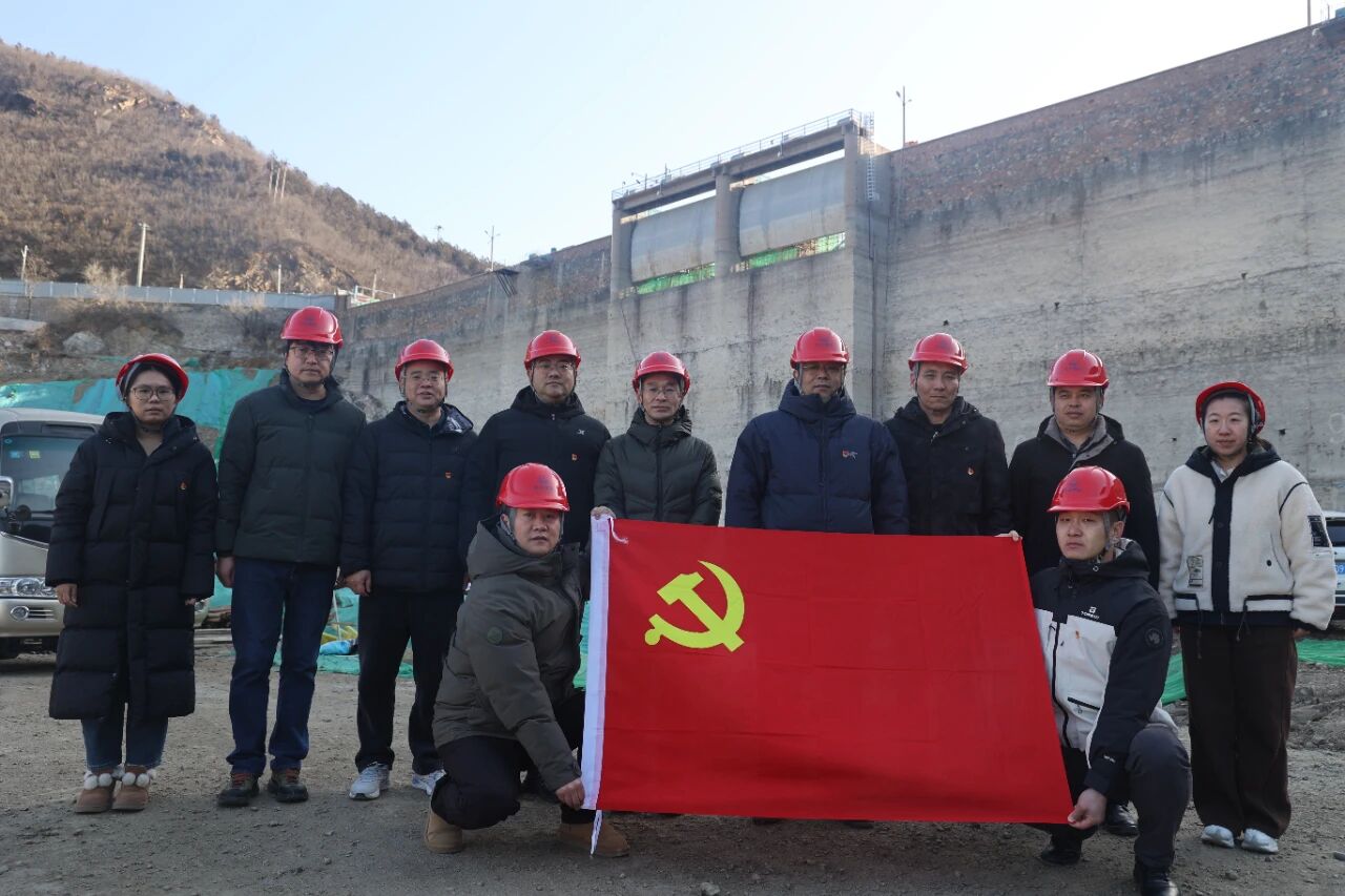 党建赋能强攻坚，党旗飘扬在工地｜昌水公司党支部走进昌平区响潭水库除险加固工程开展“党建进工地”主题活动