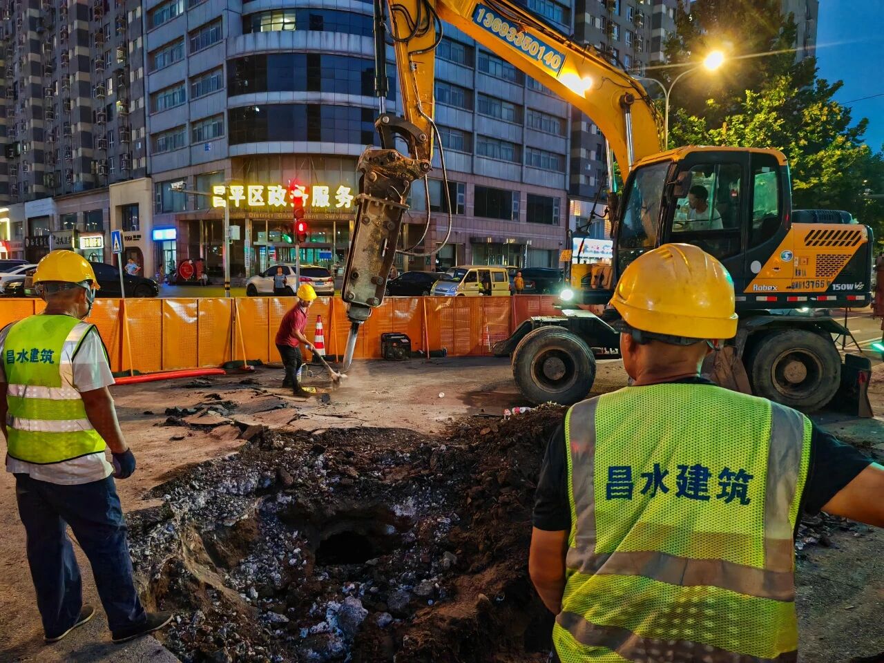 闻令而动 连夜攻坚昌水公司高效完成南环路与龙水路交叉口路面塌陷抢修任务